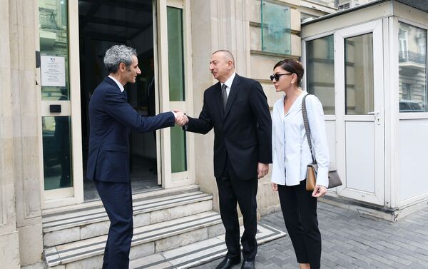 Президент Азербайджана Ильхам Алиев и первая леди Мехрибан Алиева посетили посольство Франции и выразили соболезнования в связи с кончиной бывшего французского президента Жака Ширака - Sputnik Азербайджан