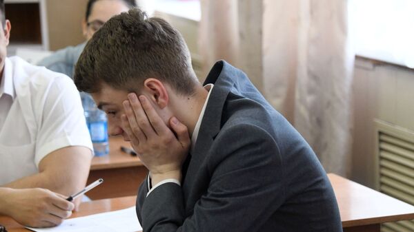 Абитуриенты во время экзамена, фото из архива - Sputnik Азербайджан