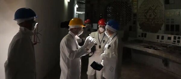 Радиоактивный маршрут: туристов начали пускать в 4-й энергоблок ЧАЭС Радиоактивный маршрут: туристов начали пускать в 4-й энергоблок ЧАЭС - Sputnik Азербайджан