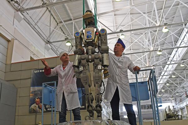 Сотрудники ракетно-космической корпорации Энергия извлекают робота Федора из спускаемого аппарата космического корабля Союз МС-14 после полета на МКС в Московской области - Sputnik Азербайджан