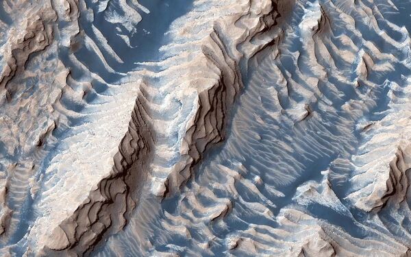 Снимок осадочных пород и песка внутри кратера Даниэльсон на Марсе, сделанный космическим кораблем Mars Reconnaissance Orbiter - Sputnik Азербайджан