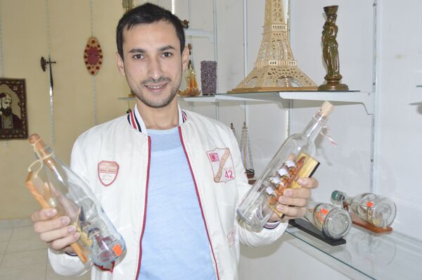 Romantikadan pul qazanan bərbər: Arağı boşaldıb, şüşənin içində iş görürəm - FOTO Romantikadan pul qazanan bərbər: Arağı boşaldıb, şüşənin içində iş görürəm - FOTO - Sputnik Azərbaycan
