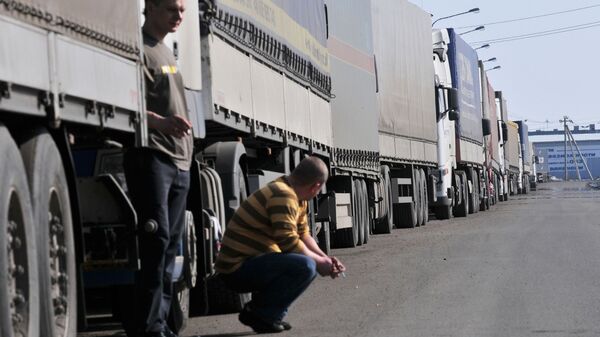 Многокилометровая очередь из грузовых автомобилей, фото из архива - Sputnik Азербайджан