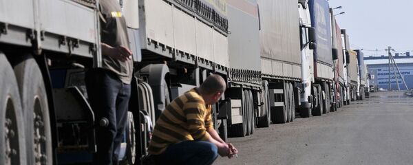 Многокилометровая очередь из грузовых автомобилей, фото из архива - Sputnik Азербайджан