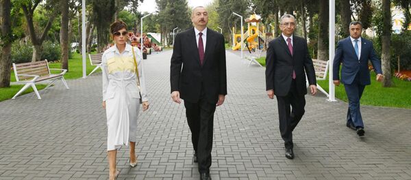 Prezident İlham Əliyev Bakının Atatürk prospektində yerləşən parkda əsaslı yenidənqurmadan sonra yaradılan şəraitlə tanış olub - Sputnik Азербайджан