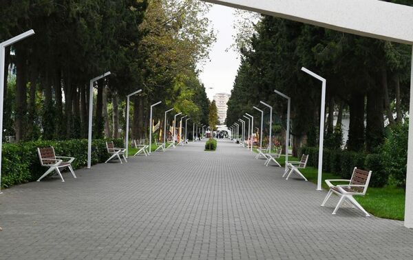 Парк, расположенный на проспекте Ататюрка в Наримановском районе Баку - Sputnik Азербайджан