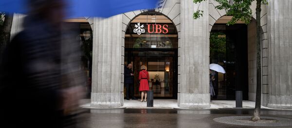 Люди стоят перед швейцарским банком UBS в Цюрихе - Sputnik Азербайджан