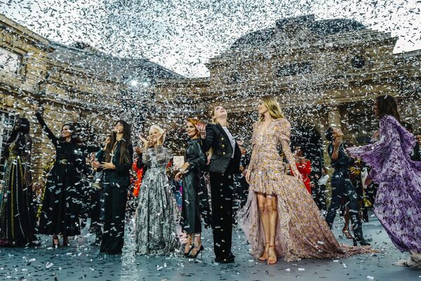 Актрисы и певицы во время презентации коллекции L'Oreal на Неделе моды Весна/Лето 2020 в Париже  - Sputnik Азербайджан