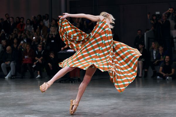 Танцующая модель на показе японского дизайнера Issey Miyake на Неделе моды в Париже - Sputnik Азербайджан