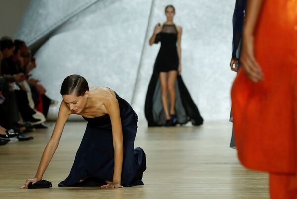 Падение модели во время показа Vivienne Westwood на Неделе моды в Париже - Sputnik Азербайджан