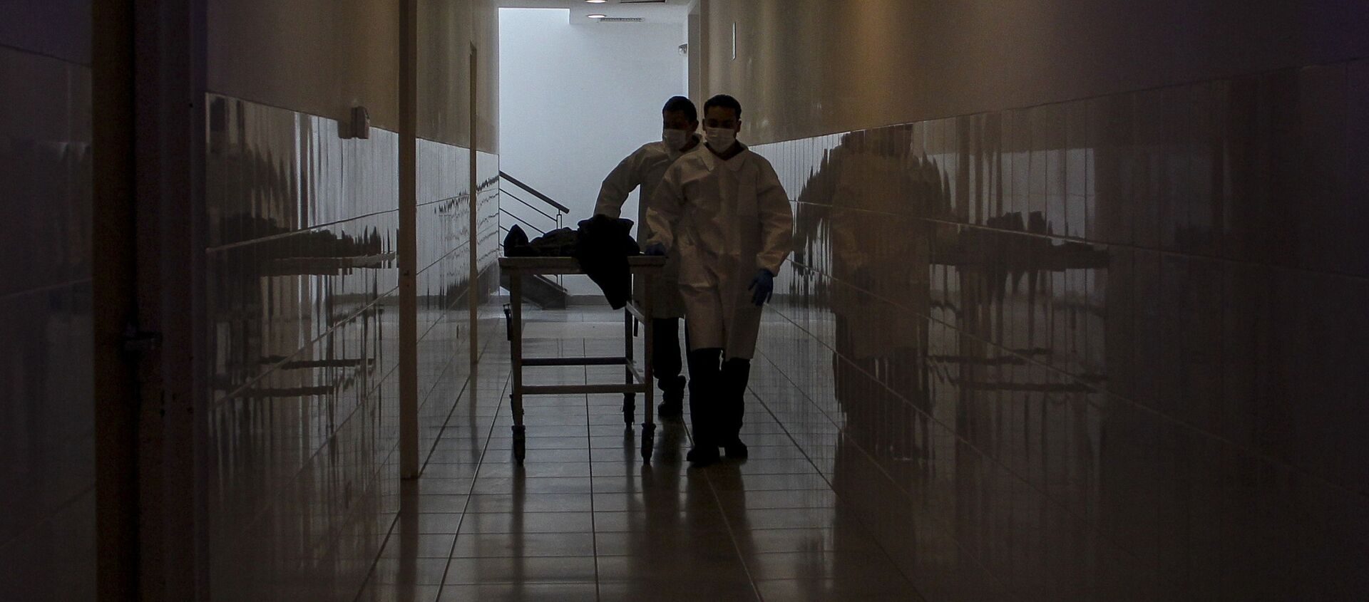 Сотрудники больницы перевозят тело человека, фото из архива - Sputnik Азербайджан, 1920, 02.04.2021
