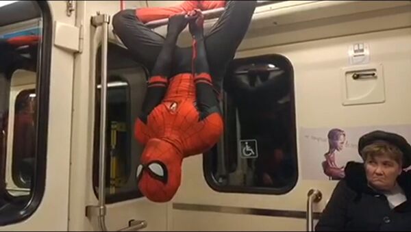 Человек-паук прокатился в московском метро - Sputnik Азербайджан