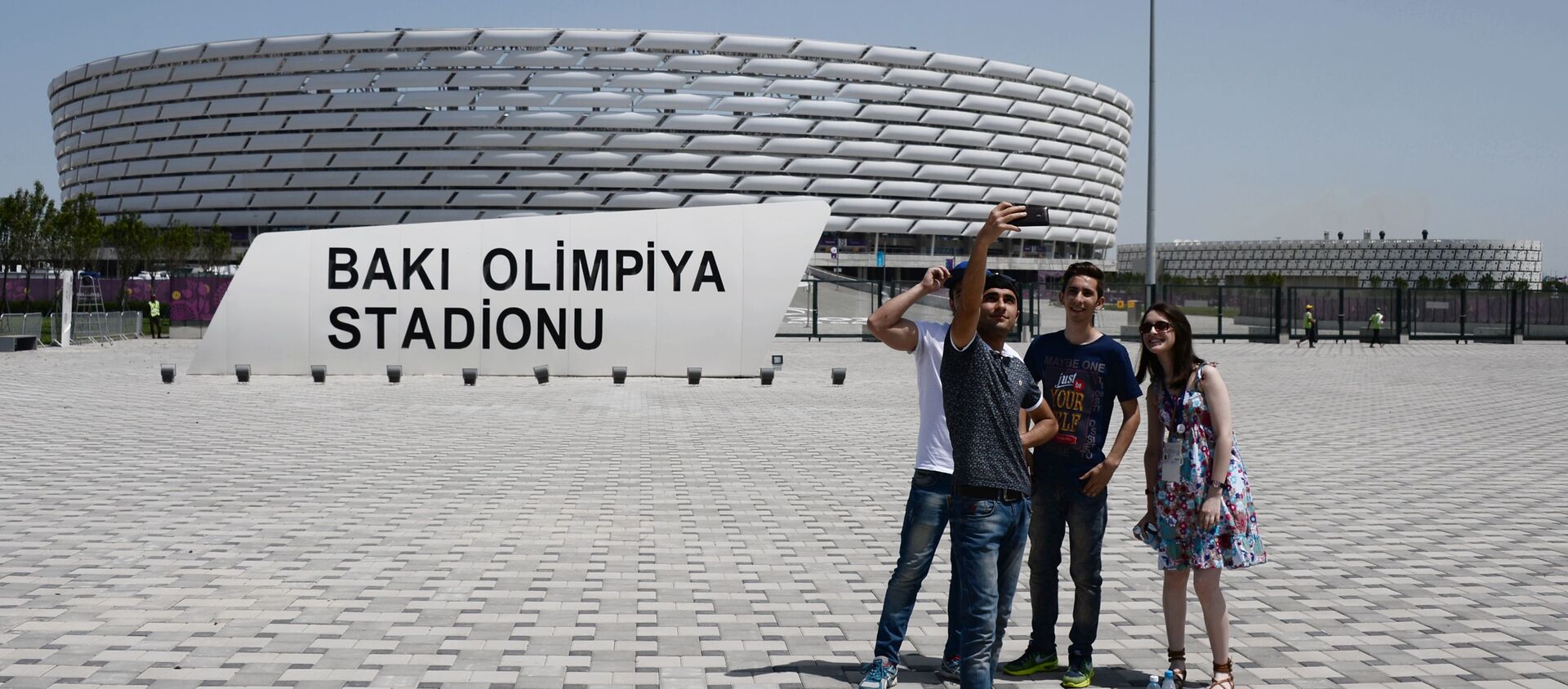 Прохожие фотографируются у Национального олимпийского стадиона в Баку - Sputnik Азербайджан, 1920, 11.02.2021