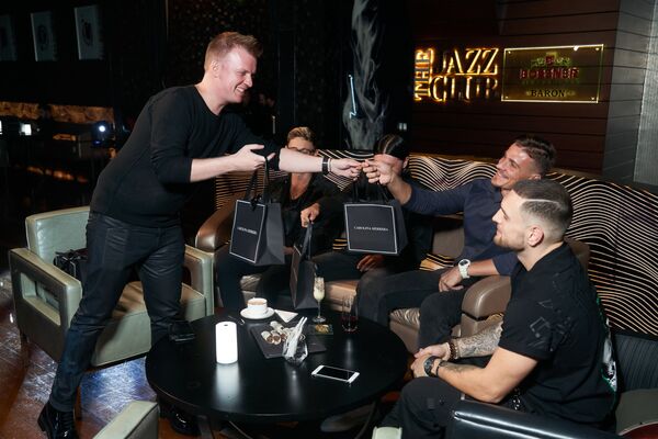 «Плохие» парни на презентации нового мужского аромата Bad Boy от Carolina Herrera «Плохие» парни на презентации нового мужского аромата Bad Boy от Carolina Herrera - Sputnik Азербайджан