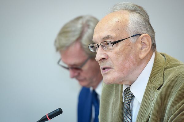 Олжас Сулейменов: надо вместе хранить и передавать память о Великой Победе Олжас Сулейменов: надо вместе хранить и передавать память о Великой Победе - Sputnik Азербайджан