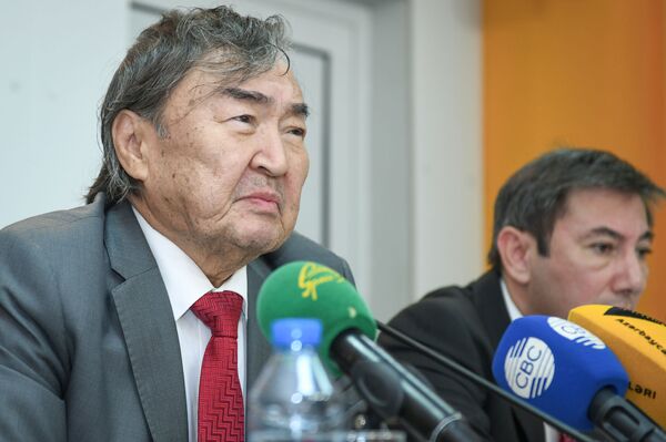 Казахстанский поэт, писатель, общественный и политический деятель, Олжас Сулейменов - Sputnik Азербайджан