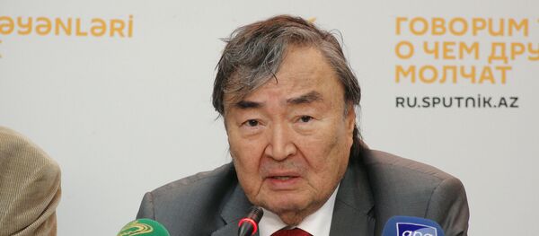 Победители ВОВ – наши народы: Олжас Сулейменов в Баку Победители ВОВ – наши народы: Олжас Сулейменов в Баку - Sputnik Азербайджан