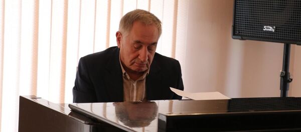 Народный композитор Фаиг Суджаддинов встретился с учениками музыкальной школы №12 - Sputnik Азербайджан