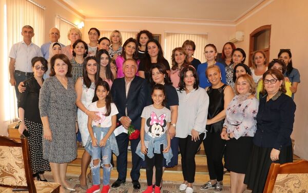 Народный композитор Фаиг Суджаддинов встретился с учениками музыкальной школы №12 - Sputnik Азербайджан