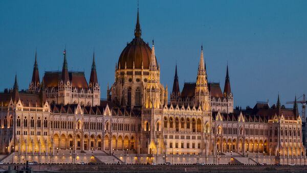 Здание венгерского парламента на берегу Дуная в Будапеште - Sputnik Азербайджан