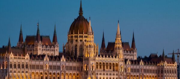 Здание венгерского парламента на берегу Дуная в Будапеште Здание венгерского парламента на берегу Дуная в Будапеште - Sputnik Азербайджан