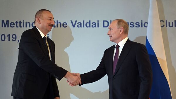 Президент РФ Владимир Путин и президент Азербайджана Ильхам Алиев (слева) во время встречи - Sputnik Azərbaycan