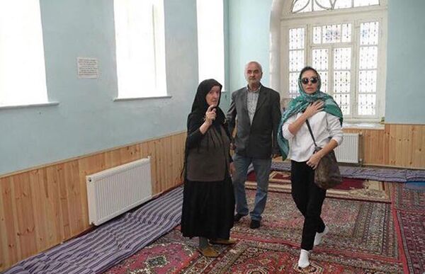 Первый вице-президент посетила село Лагич, расположенное на территории Исмаиллинского района, вместе с дочерьми Лейлой и Арзу - Sputnik Азербайджан