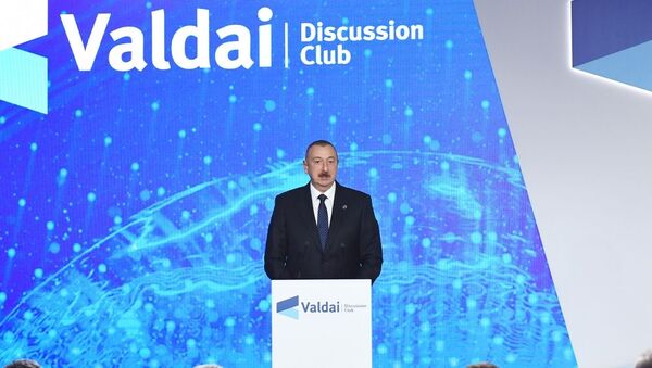  Prezident İlham Əliyev Soçidə “Valday” Beynəlxalq Diskussiya Klubunun XVI illik iclasının plenar sessiyasında - Sputnik Azərbaycan