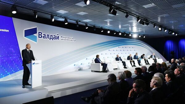  Prezident İlham Əliyev Soçidə “Valday” Beynəlxalq Diskussiya Klubunun XVI illik iclasının plenar sessiyasında - Sputnik Азербайджан