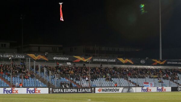 Общий вид, как дрон пролетает над полем, прерывая матч между люксембургским Дюделанжем и азербайджанским Карабахом  - Sputnik Azərbaycan