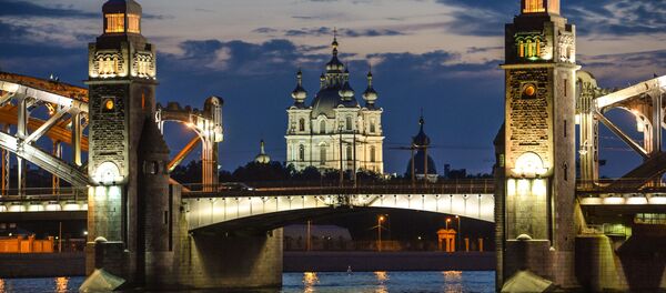 Вид на мост Петра Великого и Смольный собор во время белых ночей в Санкт-Петербурге Вид на мост Петра Великого и Смольный собор во время белых ночей в Санкт-Петербурге - Sputnik Азербайджан
