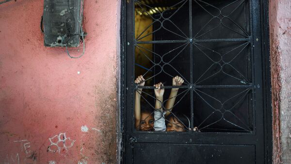 Дети играют в трущобах Петаре в Каракасе, Венесуэла - Sputnik Azərbaycan