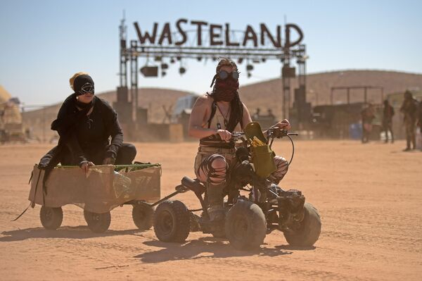 Женщины на квадроциклах во время фестиваля Wasteland Weekend в пустыне Мохаве в Эдвардсе, штат Калифорния - Sputnik Азербайджан