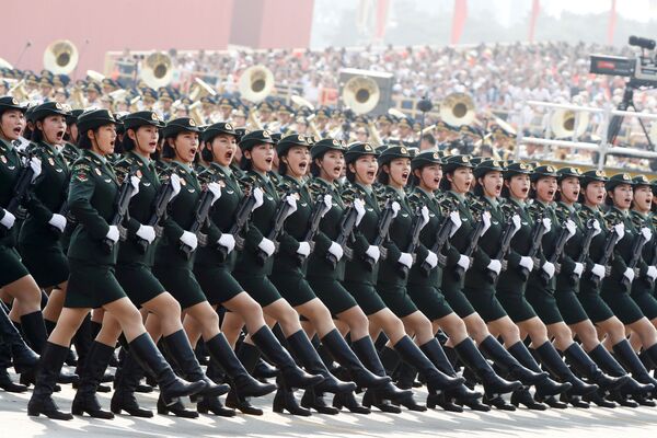 Солдаты Народно-освободительной армии (НОАК) маршируют во время военного парада, посвященного 70-й годовщине основания Китайской Народной Республики, в Пекине - Sputnik Азербайджан