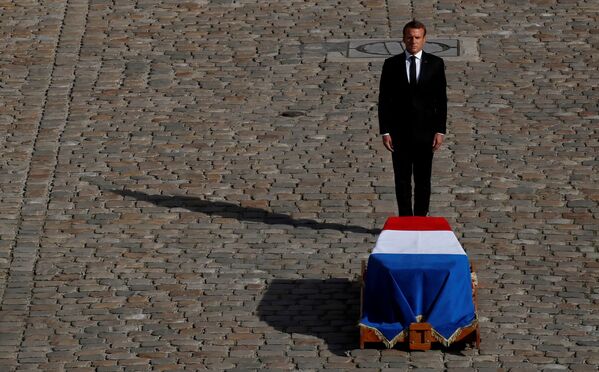 Президент Франции Эммануэль Макрон перед гробом покойного Жака Ширака  - Sputnik Азербайджан