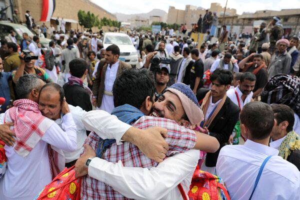 Заключенные обнимают родственников после того, как хуситы освободили их из центральной тюрьмы Саны, Йемен - Sputnik Азербайджан