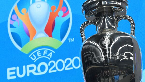 Логотип ЕВРО-2020 и Кубок чемпионата Европы по футболу - Sputnik Азербайджан