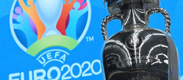 Логотип ЕВРО-2020 и Кубок чемпионата Европы по футболу Логотип ЕВРО-2020 и Кубок чемпионата Европы по футболу - Sputnik Азербайджан