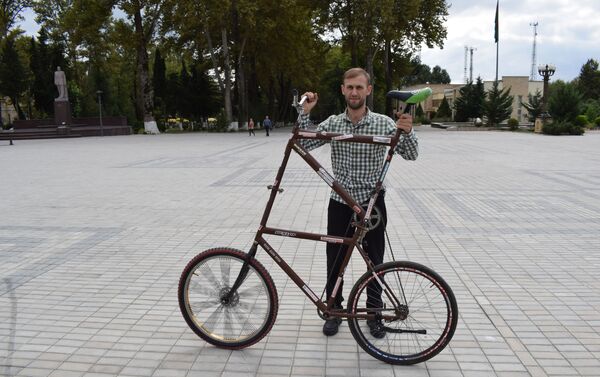 İsmayıllı rayon sakini Əli İmamverdiyev hazırladığı velosipedin  hündürlüyü iki metrdir - Sputnik Azərbaycan