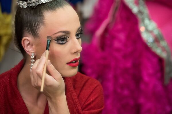 Танцовщица Мулен Руж Клодин Ван Ден Берг наносит макияж перед выходом на сцену - Sputnik Азербайджан