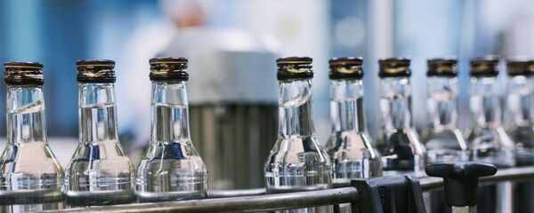 Цех розлива готовой продукции на предприятии по производству водки, фото из архива Цех розлива готовой продукции на предприятии по производству водки, фото из архива - Sputnik Азербайджан