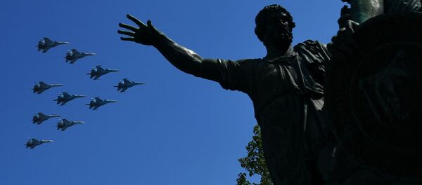 Строй тактическое крыло из истребителей Су-30СМ, Су-35С и бомбардировщиков Су-34, архивное фото Строй тактическое крыло из истребителей Су-30СМ, Су-35С и бомбардировщиков Су-34, архивное фото - Sputnik Азербайджан