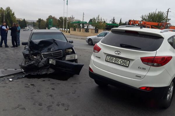 В Баку мужчина был сбит автомобилем, когда выходил из другой машины В Баку мужчина был сбит автомобилем, когда выходил из другой машины - Sputnik Азербайджан
