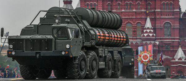 Транспортно-пусковая установка зенитного ракетного комплекса С-400 Триумф на военном параде на Красной площади, фото из архива - Sputnik Азербайджан