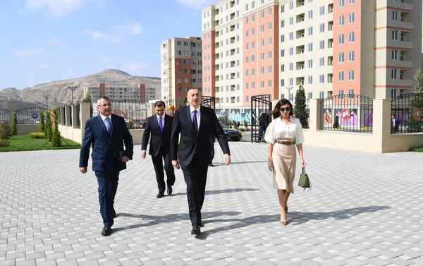 Президент Ильхам Алиев и первая леди Мехрибан Алиева приняли участие в открытии жилого комплекса Гобу Парк-2 для вынужденных переселенцев - Sputnik Азербайджан