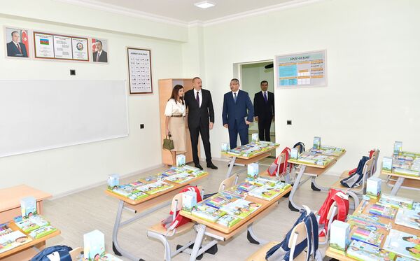 Prezident və birinci xanım “Qobu Park-2” yaşayış kompleksinin açılışında - FOTOLAR Prezident və birinci xanım “Qobu Park-2” yaşayış kompleksinin açılışında - FOTOLAR - Sputnik Azərbaycan