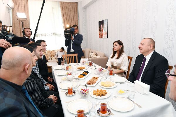 Prezident və birinci xanım “Qobu Park-2” yaşayış kompleksinin açılışında - FOTOLAR Prezident və birinci xanım “Qobu Park-2” yaşayış kompleksinin açılışında - FOTOLAR - Sputnik Azərbaycan