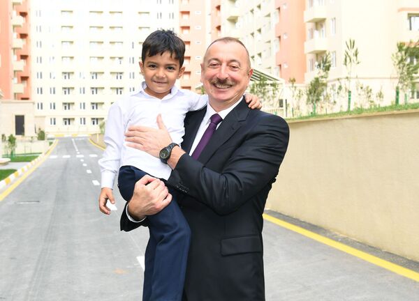 Prezident və birinci xanım “Qobu Park-2” yaşayış kompleksinin açılışında - FOTOLAR Prezident və birinci xanım “Qobu Park-2” yaşayış kompleksinin açılışında - FOTOLAR - Sputnik Azərbaycan