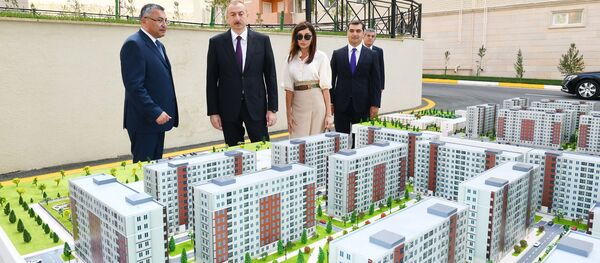 Президент Ильхам Алиев и первая леди Мехрибан Алиева приняли участие в открытии жилого комплекса Гобу Парк-2 для вынужденных переселенцев Президент Ильхам Алиев и первая леди Мехрибан Алиева приняли участие в открытии жилого комплекса Гобу Парк-2 для вынужденных переселенцев - Sputnik Азербайджан