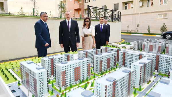 Президент Ильхам Алиев и первая леди Мехрибан Алиева приняли участие в открытии жилого комплекса Гобу Парк-2 для вынужденных переселенцев - Sputnik Азербайджан